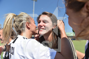 2019-04-20 - Cecilia Salvai e Martina Rosucci esultano per la vittoria dello scudetto della Juventus Women - ASD VERONA VS JUVENTUS WOMEN - CAMPIONE D´ITALIA 2019 - ITALIAN SERIE A WOMEN - SOCCER